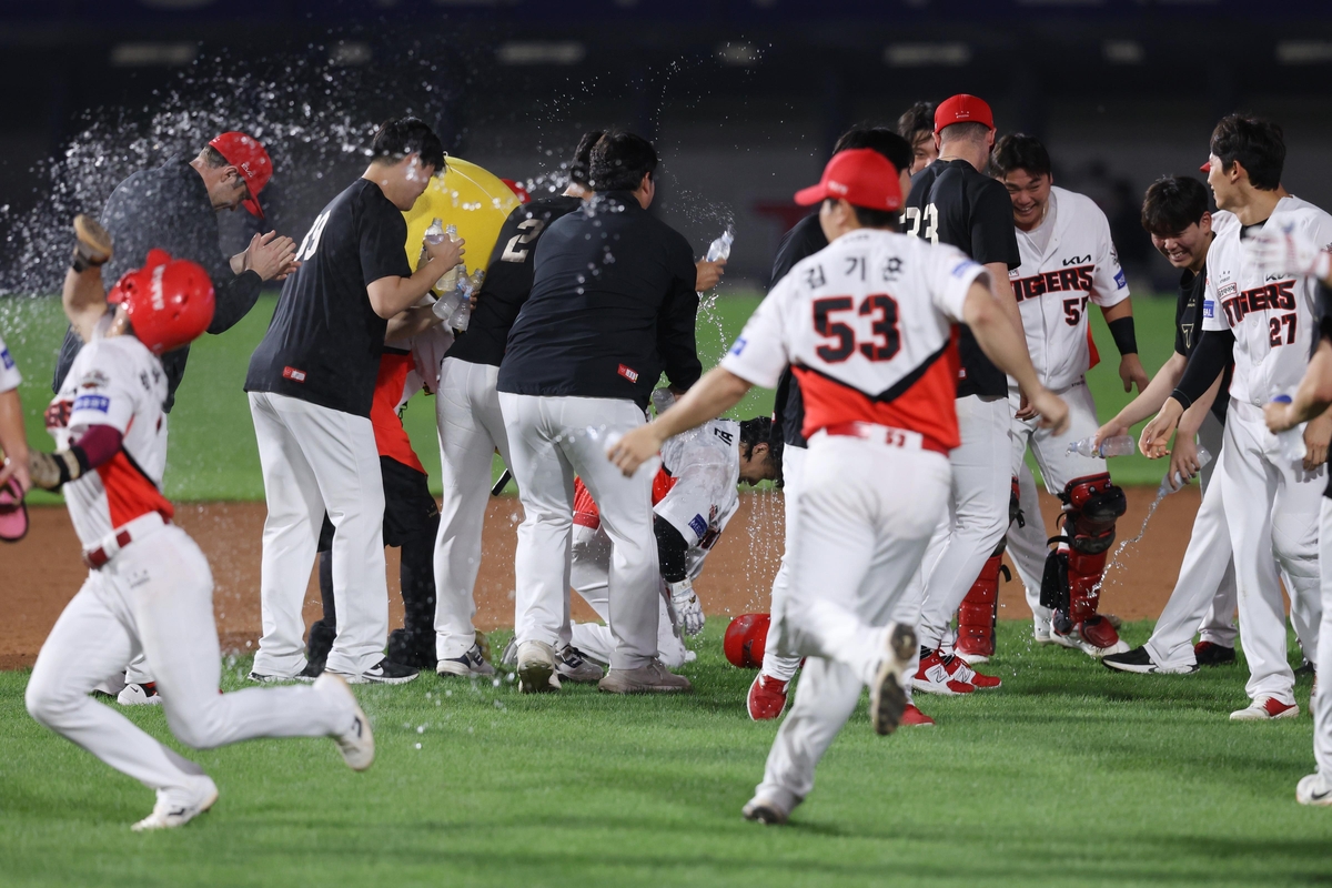 KIA, 9회말 <b>김선빈 끝내기</b> 안타로 두산에 5-4 승리…시즌 60승