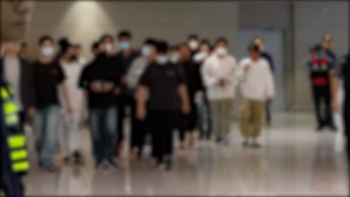 "돌아왔다! 자유다!" 외친 근로자들…박수와 환호성 터진 <b>귀국</b> 현장