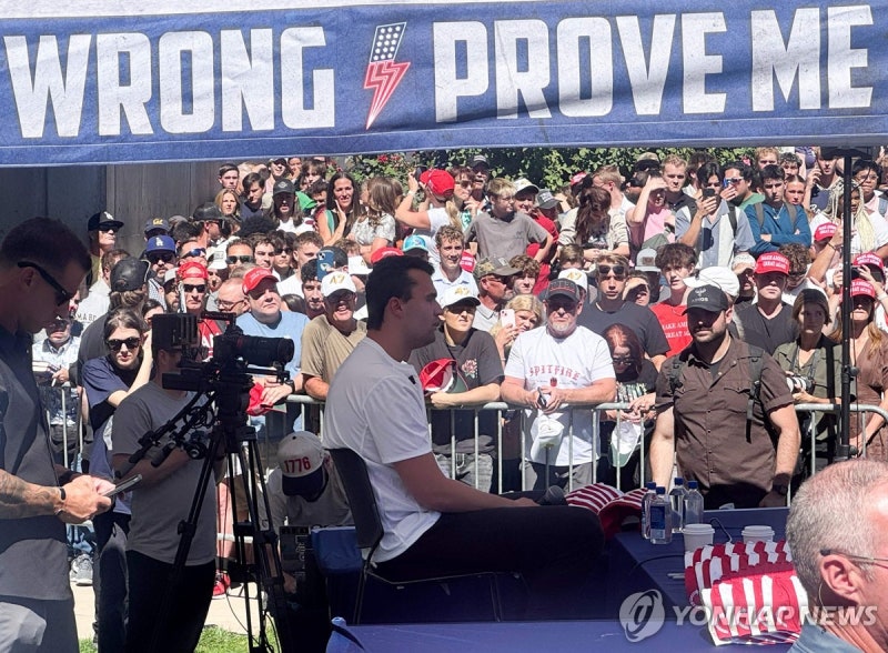 FBI, '<b>찰리 커크 암살</b>사건' <b>용의자</b> 공개 <b>수배</b>…1억원대 현상금