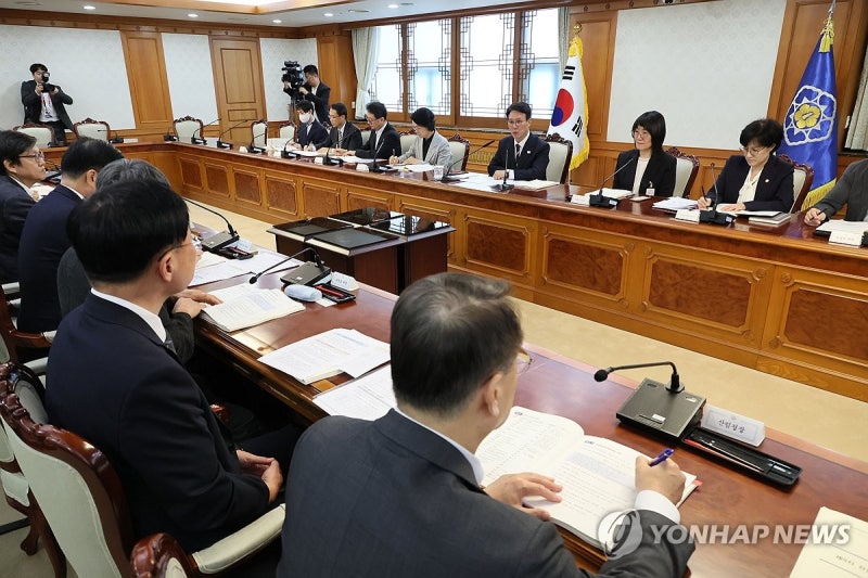 <b>김민석</b> 국무총리, <b>자살예방정책위원회</b> 주재