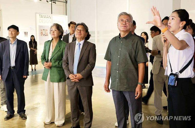 <b>광주디자인비엔날레</b> 관람하는 <b>문재인</b> 전 대통령