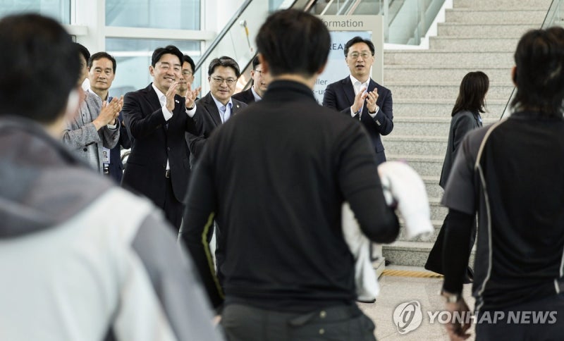 <b>강훈식</b> "더빨리 고국 못 모셔 송구…비자시스템 개선 적극 추진"