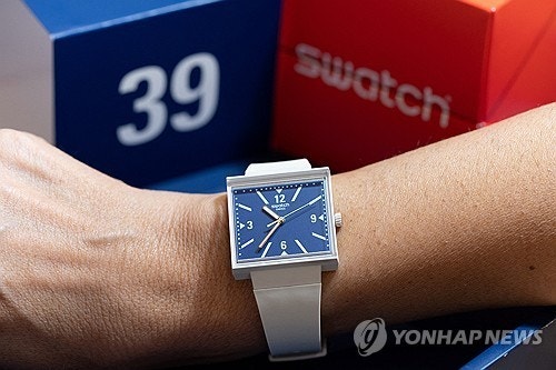 <b>트럼프</b> '<b>관세</b> 폭탄' <b>풍자</b>한 <b>스와치</b> 시계 '불티'
