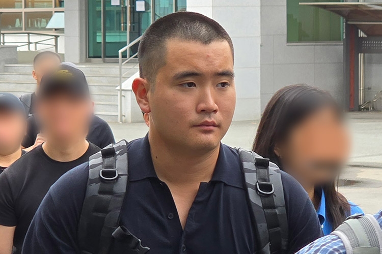 이재용 회장 장남 이지호 씨 해군 장교 입대 (서울=연합뉴스) 이재용 삼성전자 회장의 장남 이지호 씨가 15일 경남 창원시 진해구 해군사관학교에서 열린 해군 학사장교 사관후보생 입영식 행사장으로 향하고 있다. 202