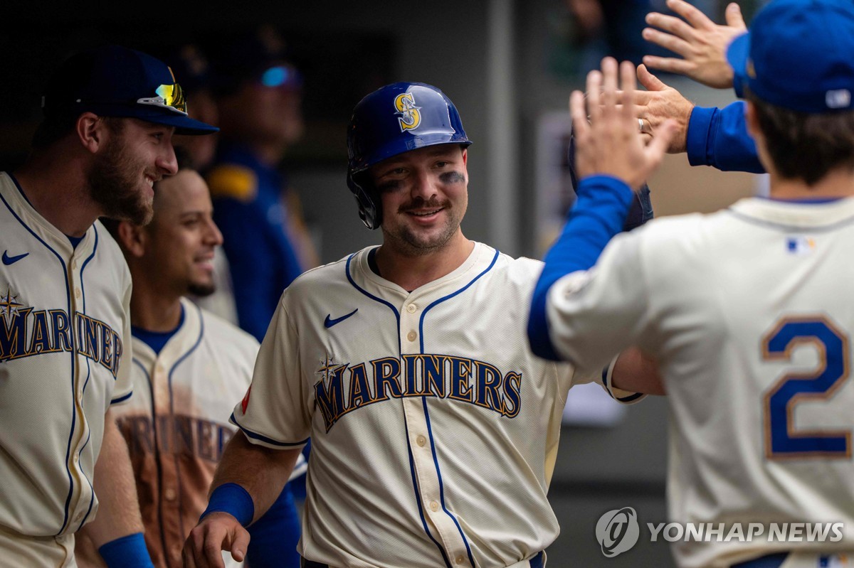 시애틀 <b>롤리</b>, 54호 <b>홈런</b>…'MLB 스위치 타자 최다 <b>홈런</b>' 타이기록