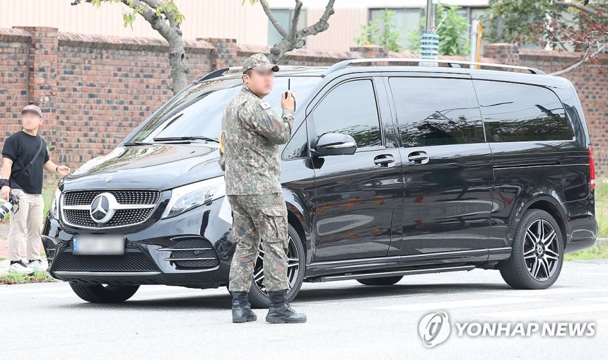이재용 회장 장남 이지호 씨 입대 (창원=연합뉴스) 김동민 기자 = 이재용 삼성전자 회장의 장남 이지호 씨가 탑승한 것으로 추정되는 미니밴이 15일 오후 경남 창원시 진해구 진해기지사령부 제3 정문으로 향하고 있다.