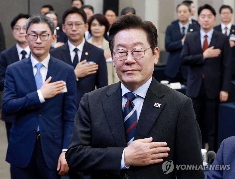 국기에 경례하는 <b>이재명</b> 대통령