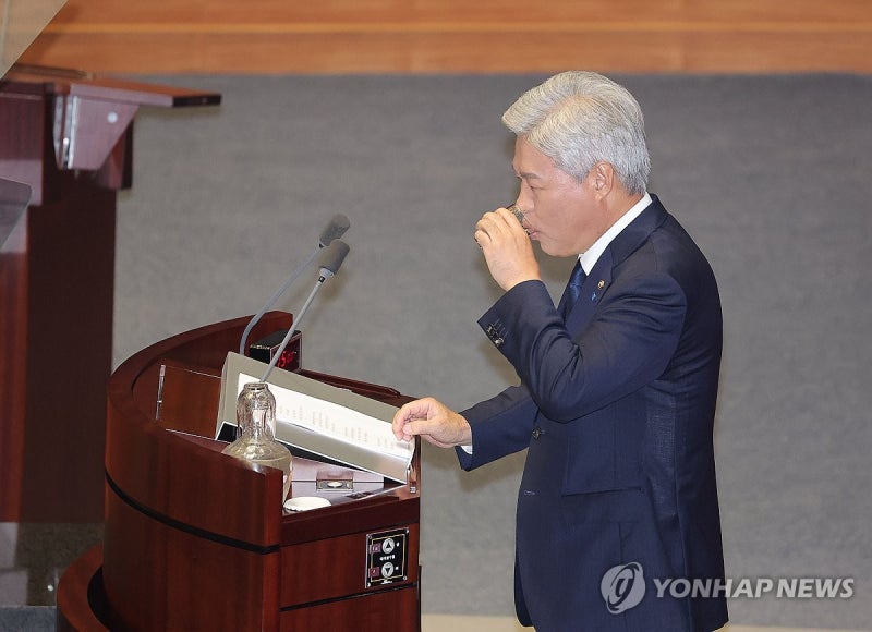 비교섭단체 <b>연설</b> 나선 <b>조국혁신당</b>