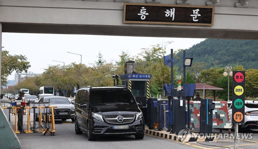 해군 위병소 나오는 이지호 씨 가족 탑승 추정 차 (창원=연합뉴스) 김동민 기자 = 이재용 삼성전자 회장의 장남 이지호 씨 가족이 탑승한 것으로 추정되는 미니밴이 제139기 해군 사관 후보생 입영식이 끝난 15일 오
