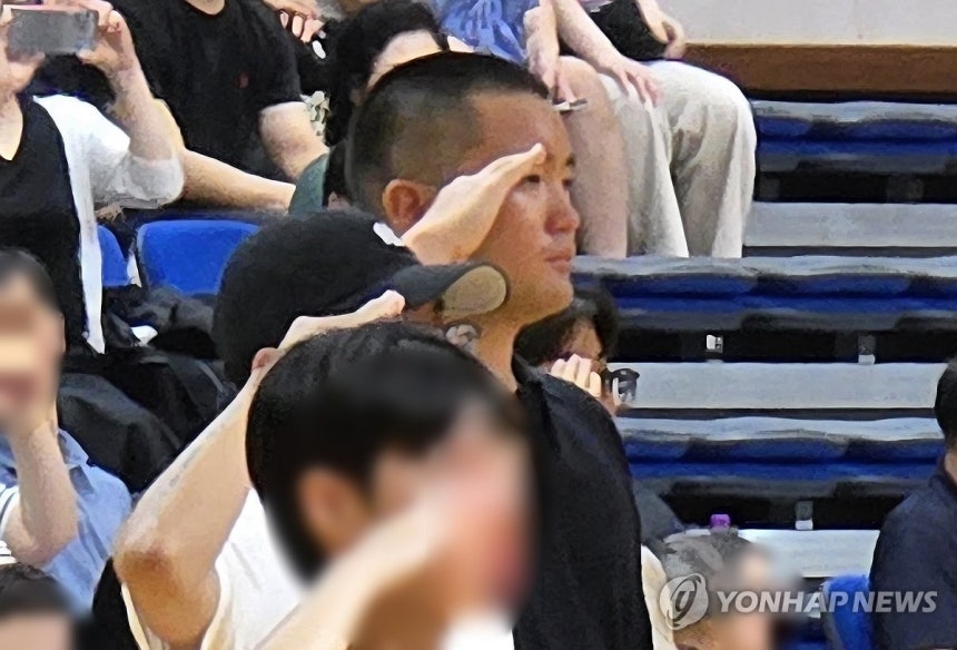 이재용 회장 장남 이지호 씨 해군 장교 입대 (서울=연합뉴스) 이재용 삼성전자 회장의 장남 이지호 씨가 15일 경남 창원시 진해구 해군사관학교에서 열린 해군 학사장교 사관후보생 입영식에 참석해 거수경례하고 있다. 2