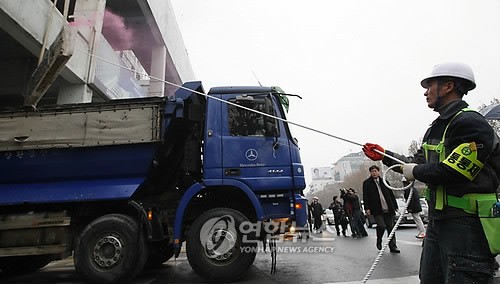 세운상가 '역사속으로!'
    (서울=연합뉴스) 김주성 기자 = 1960년대 개발 염원을 담은 근대화의 상징이자 대형 주상복합건물의 효시로 평가받아오던 세운상가가 17일 오전 도심 속에 숲길을 조성하는 '세운녹지축
