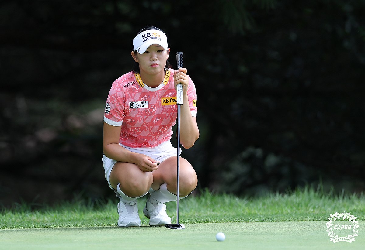 KLPGA 시즌 3승 <b>방신실</b>, 여자 골프 <b>세계 랭킹</b> 49위로 <b>상승</b>