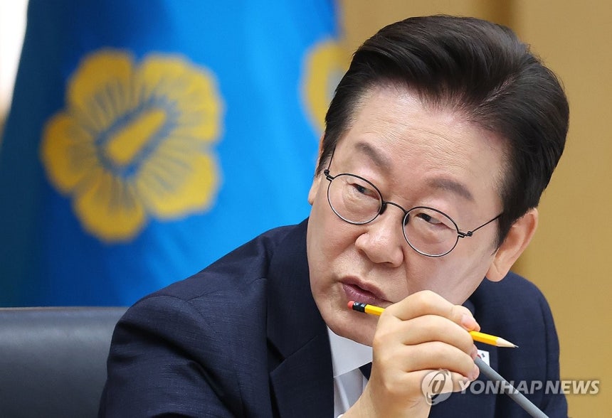 발언하는 이재명 대통령 (세종=연합뉴스) 김도훈 기자 = 이재명 대통령이 16일 정부세종청사에서 열린 제42회 국무회의에서 발언하고 있다. 2025.9.16 superdoo82@yna.co.kr