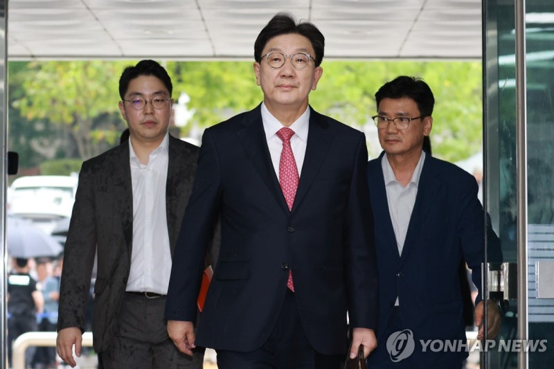 <b>권성동</b>, <b>구속 심사</b> 출석…"문재인 검찰과 이재명 특검 동일"