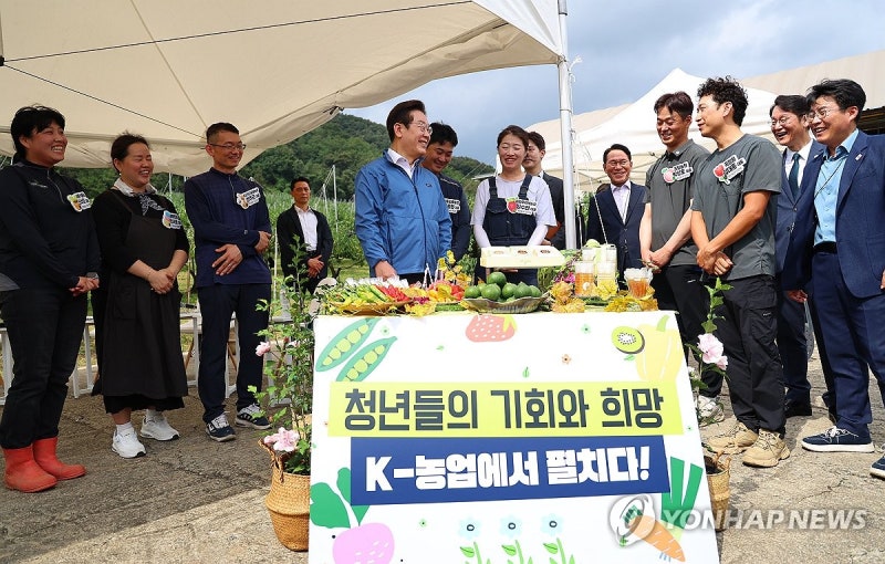 <b>청년농업인</b> 만난 <b>이재명</b> 대통령