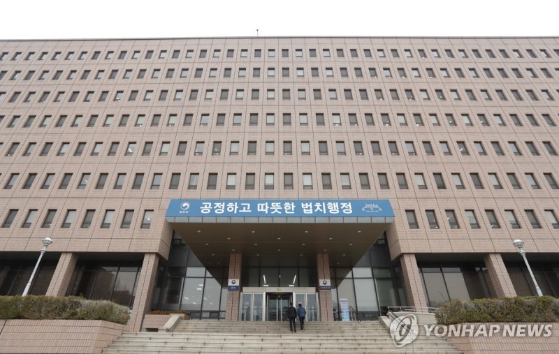 법무부 "<b>이화영</b> 검찰조사중 <b>연어회</b>·소주 <b>반입</b> 정황…감찰지시"