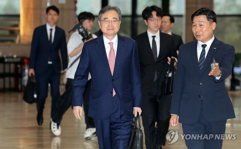 조현 장관, <b>시진핑 방한</b> 등 논의 위해 중국 출국