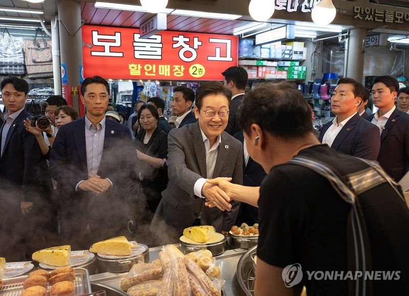 李대통령, <b>성남 현대시장 방문</b>…상인들 만나 '함박웃음'
