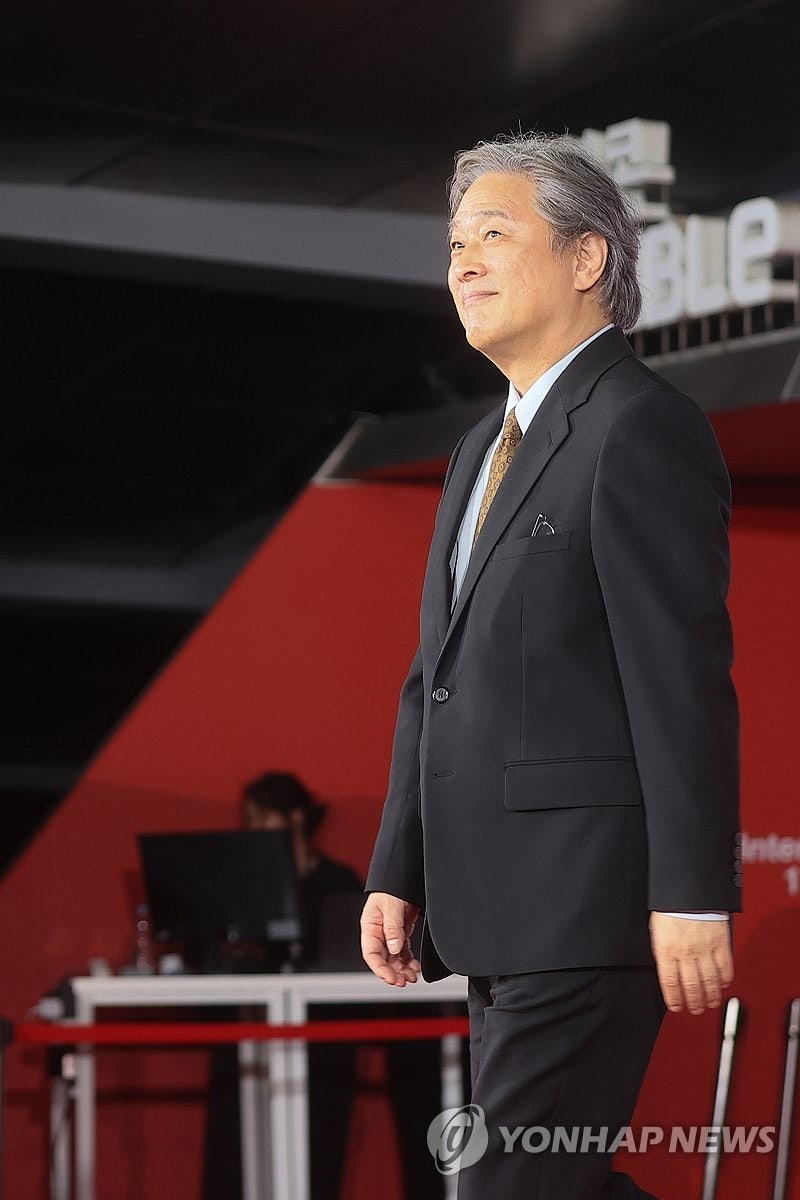 개막작 '어쩔수가없다'의 <b>박찬욱 감독</b>