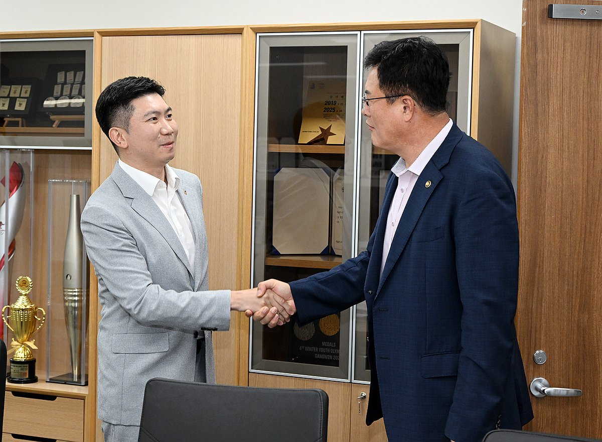 <b>김대현 문체부</b> 2<b>차관</b>(오른쪽)과 유승민 대한체육회장.
