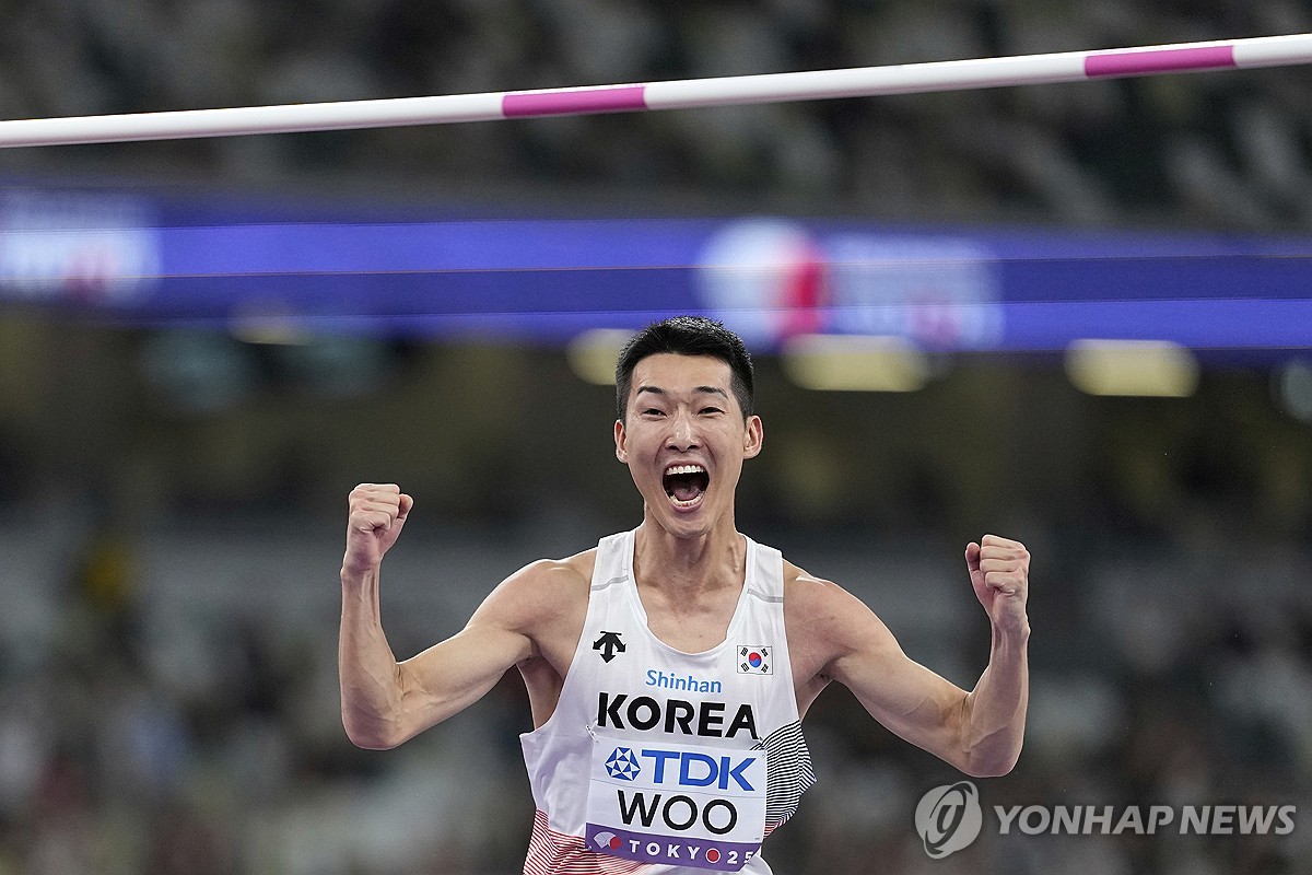 높이뛰기 <b>우상혁</b>, 두 번째 <b>세계</b>육상<b>선수권 은메달</b> 품고 귀국