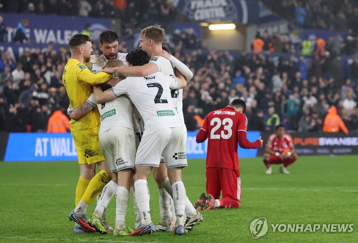 <b>엄지성</b>, 시즌 첫 <b>도움</b>…스완지, 노팅엄 잡고 카라바오컵 16강
