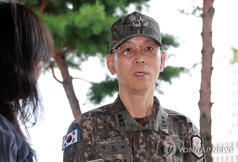 <b>김용대</b> 전 드론작전사령관 <b>내란특검 출석</b>