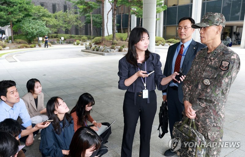 <b>김용대</b> 전 드론작전사령관 <b>내란특검 출석</b>
