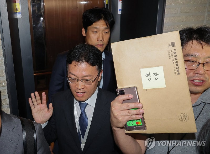 김건희특검, 국힘 7시간 대치 끝…<b>당원명부</b> DB <b>압수수색</b> 집행