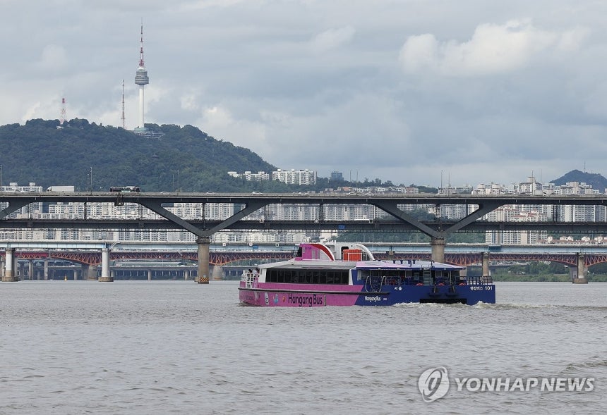 한강버스 정식운항 시작 (서울=연합뉴스) 서명곤 기자 = 정식 운항을 시작한 한강버스가 18일 서울 송파구 잠실 선착장을 출발해 뚝섬 선착장으로 향하고 있다. 한강버스는 총 8척의 선박이 마곡-망원-여의도-옥수-압