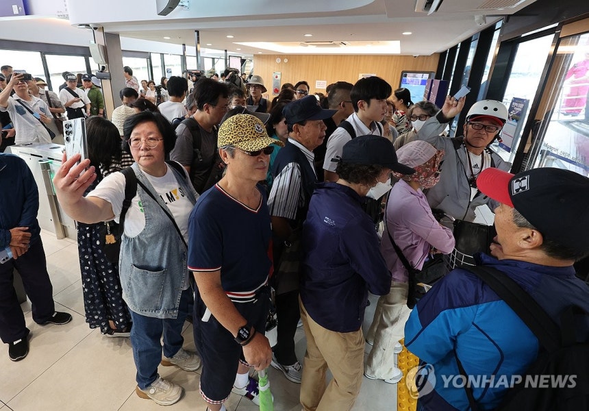 한강버스 기다리는 시민들 (서울=연합뉴스) 서명곤 기자 = 한강버스가 정식 운항을 시작한 18일 서울 송파구 한강버스 잠실 선착장에서 시민들이 승선을 기다리고 있다. 한강버스는 총 8척의 선박이 마곡-망원-여의도-옥