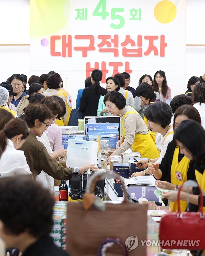 북적이는 '<b>대구적십자 바자</b>'