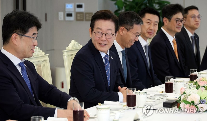 이재명 대통령, 증권사 리서치센터장들과 오찬 (서울=연합뉴스) 한상균 기자 = 이재명 대통령이 18일 용산 대통령실에서 증권사 리서치센터장들과 오찬 간담회를 하고 있다. 2025.9.18 xyz@yna.co.kr