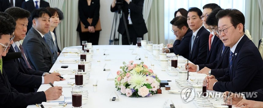 이재명 대통령, 증권사 리서치센터장들과 오찬 (서울=연합뉴스) 한상균 기자 = 이재명 대통령이 18일 용산 대통령실에서 증권사 리서치센터장들과 오찬 간담회를 하고 있다. 2025.9.18 xyz@yna.co.kr