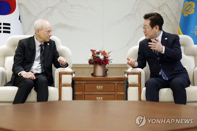 이재명 대통령, <b>마이클 샌델 교수</b> 접견