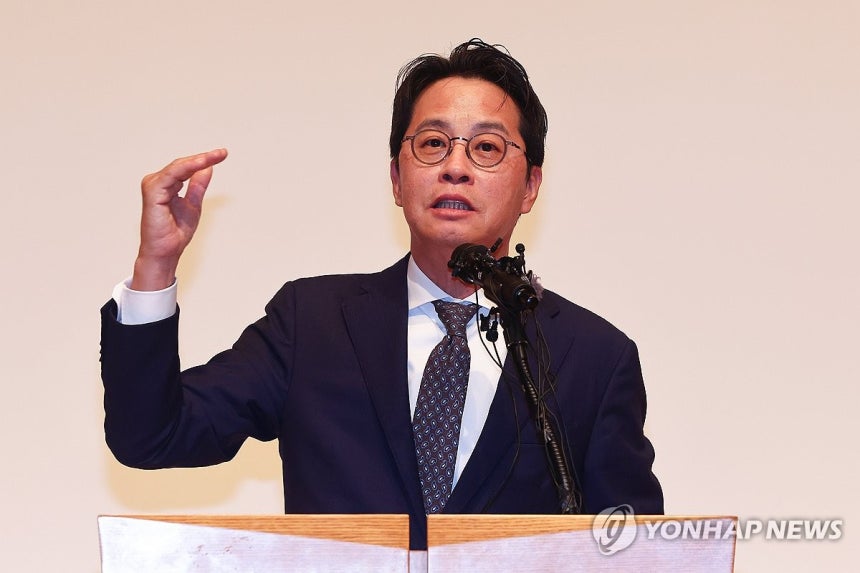 취재진 질문에 답하는 조좌진 롯데카드 대표 (서울=연합뉴스) 서대연 기자 = 조좌진 롯데카드 대표이사가 18일 서울 중구 부영태평빌딩에서 해킹 사고로 인한 고객 정보 유출사태에 대해 대고객 사과를 마친 뒤 취재진 질