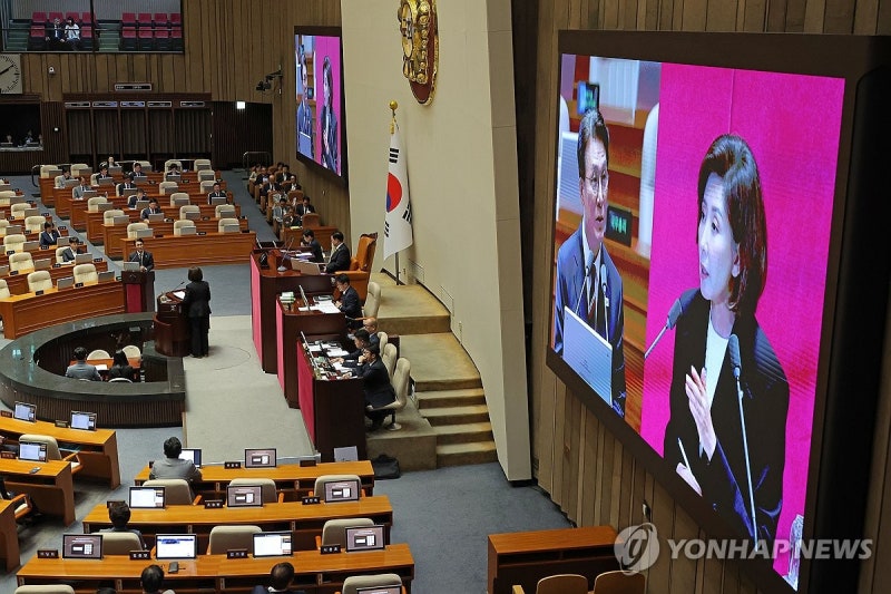 金<b>총리</b>, '<b>개헌</b>시 李대통령엔 <b>연임</b>제 미적용' 질문에 "그렇다"