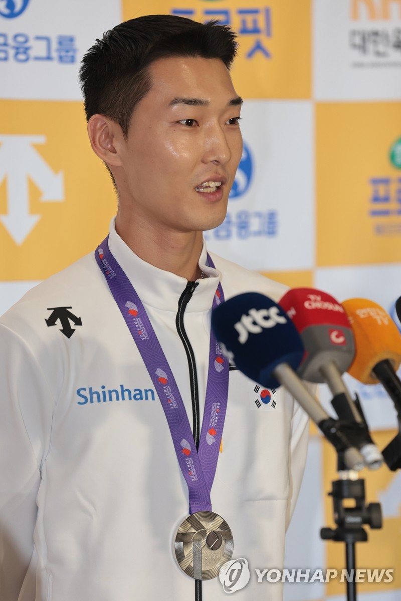 <b>세계</b>육상<b>선수권 은메달</b> 획득한 <b>우상혁</b> 귀국