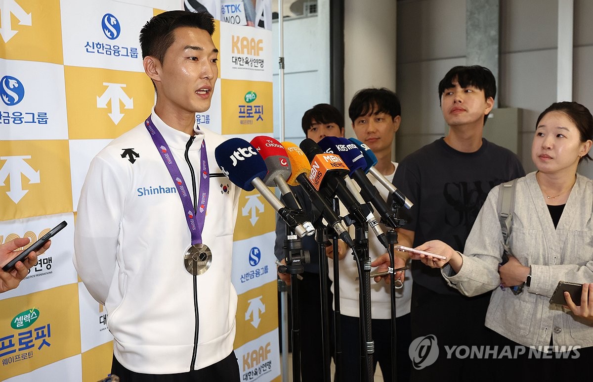 <b>세계</b>육상<b>선수권 은메달</b> 획득한 <b>우상혁</b> 귀국
