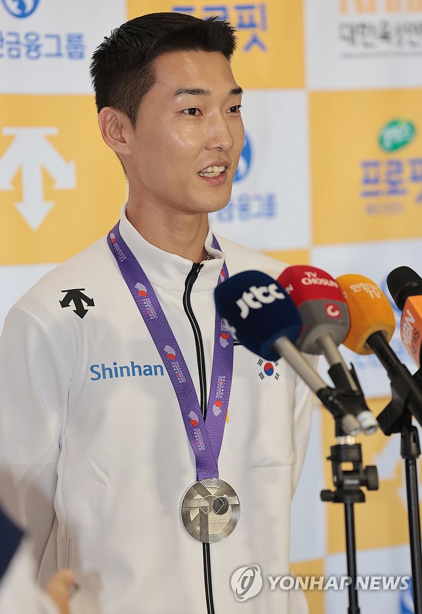 <b>세계</b>육상<b>선수권 은메달</b> 획득한 <b>우상혁</b> 귀국