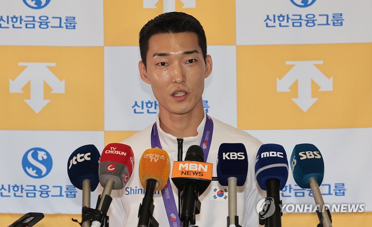 <b>세계</b>육상<b>선수권</b> 은메달 획득한 <b>우상혁</b> 귀국
