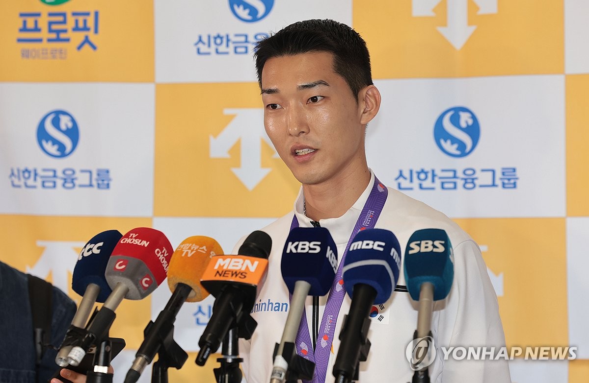 <b>세계</b>육상<b>선수권 은메달</b> 획득한 <b>우상혁</b> 귀국
