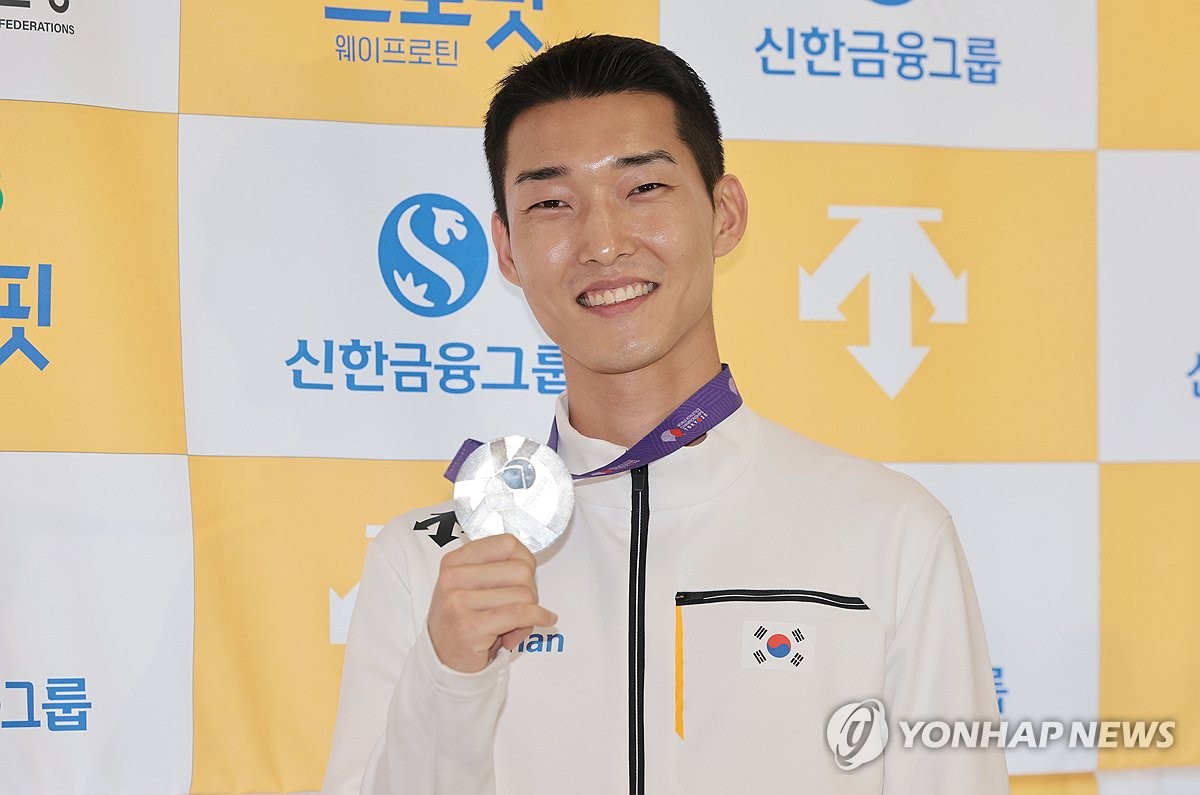 '은<b>메달</b> 들고 귀국' <b>우상혁</b> "우승 놓쳐 아쉽지만 기적같은 경기"(종합)