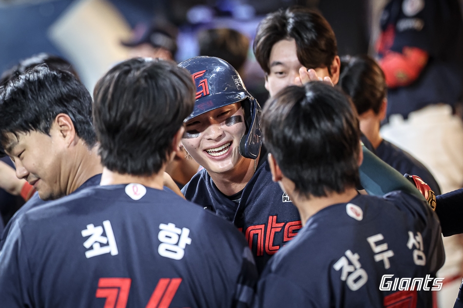 윤동희·<b>전준우 홈런</b>…<b>롯데</b>, NC 18-2로 완파하고 공동 5위 도약