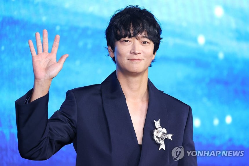 강동원, 미남의 인사 (서울=연합뉴스) 진연수 기자 = 배우 강동원이 2일 서울 종로구 포시즌스호텔에서 열린 디즈니+ 오리지널 시리즈 