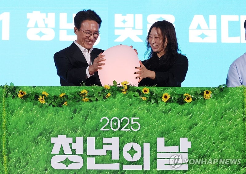 <b>김민석 총리</b>, <b>청년의 날</b> 기념식 세리머니
