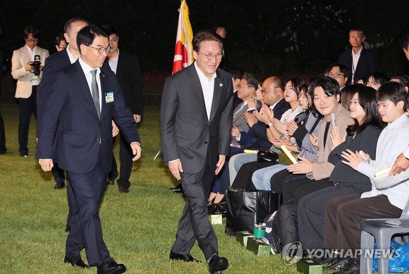 <b>청년의 날</b> 기념식 참석하는 <b>김민석</b> 국무총리