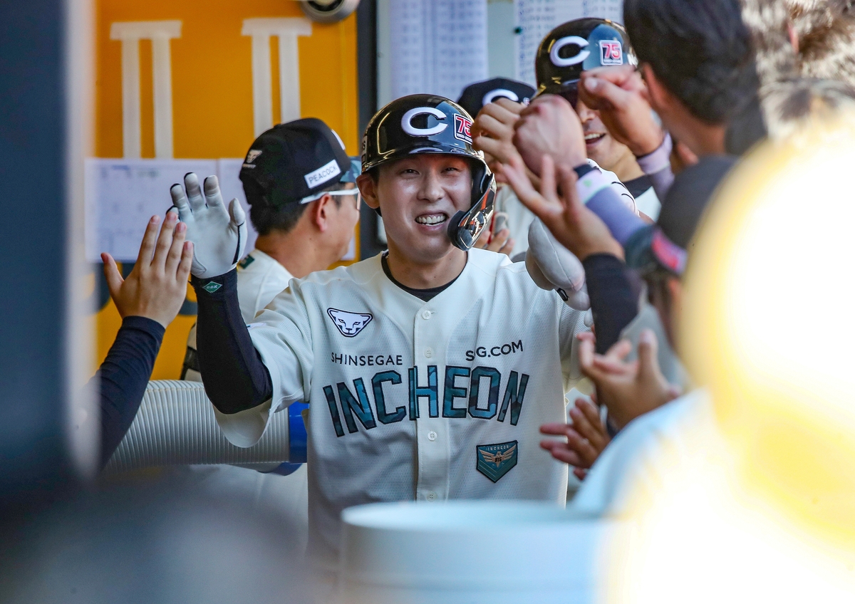 <b>김성욱</b> 역전 <b>투런포</b> '쾅'…SSG, 두산 잡고 <b>3위</b> 굳히기