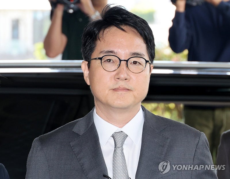 '尹 석방 지휘' <b>심우정 내란특검</b> 출석…피고발인 신분
