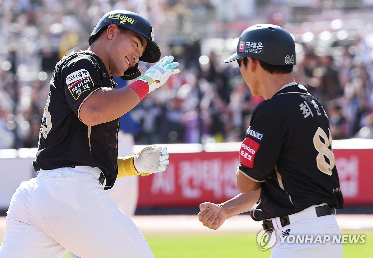 <b>안현민</b> 연이틀 <b>홈런</b> 폭발…kt, 4위 삼성 꺾고 반게임 차 추격